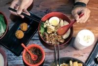 Pencinta ramen Jepang tak ada yang tak kenal dengan Bajuri Ramen. Yuk pastikan apakah menu Bajuri Ramen halal MUI atau tidak Pada akhirnya, keputusan untuk mengkonsumsi Moon Chicken kembali kepada diri masing-masing. Namun ada baiknya untuk menghindari perkara yang belum jelas.***