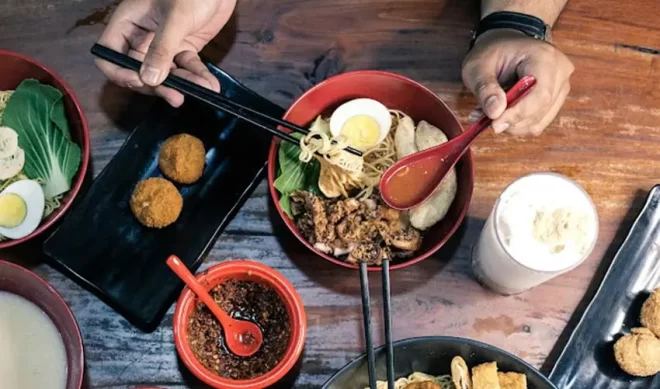 Pencinta ramen Jepang tak ada yang tak kenal dengan Bajuri Ramen. Yuk pastikan apakah menu Bajuri Ramen halal MUI atau tidak Pada akhirnya, keputusan untuk mengkonsumsi Moon Chicken kembali kepada diri masing-masing. Namun ada baiknya untuk menghindari perkara yang belum jelas.***