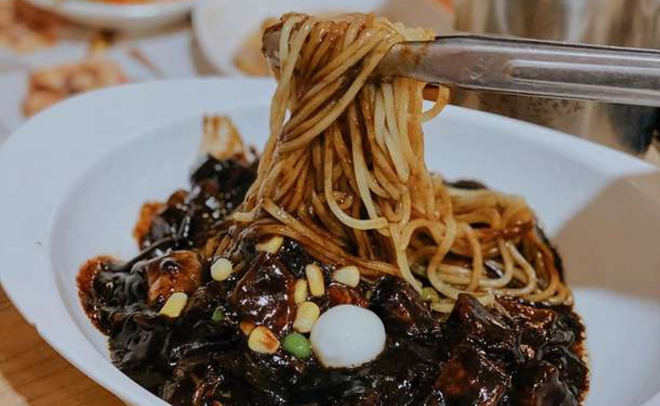 Ingin menyeruput mie Korea layaknya di Drakor, pastikan dulu apakah menu Noodle King halal MUI atau tidak.